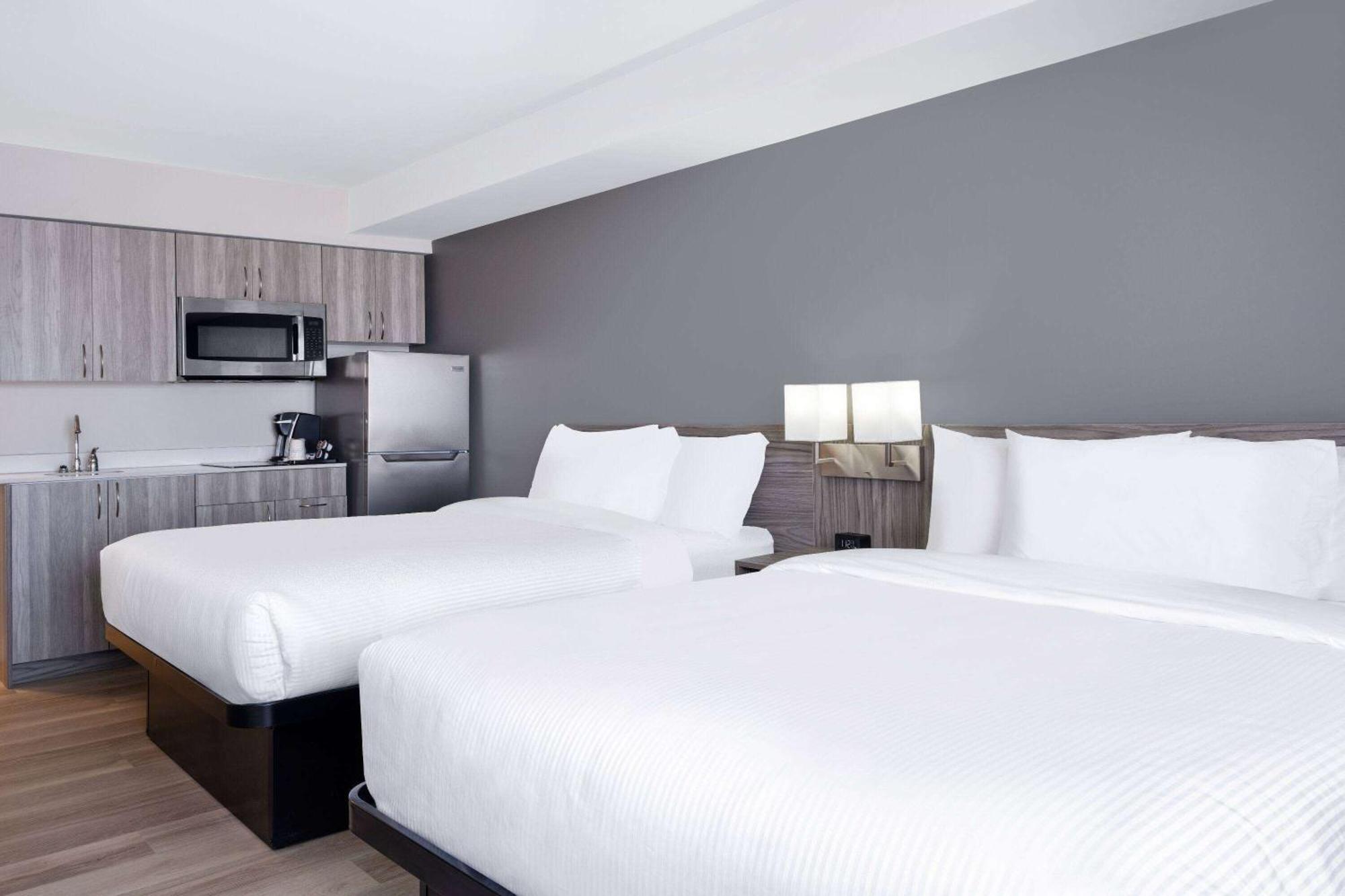 Microtel & By Wyndham Ottawa West Hotel 2*